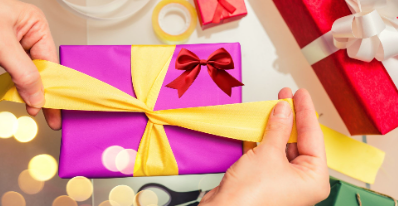 Bénévolat : Emballer des cadeaux pour des enfants